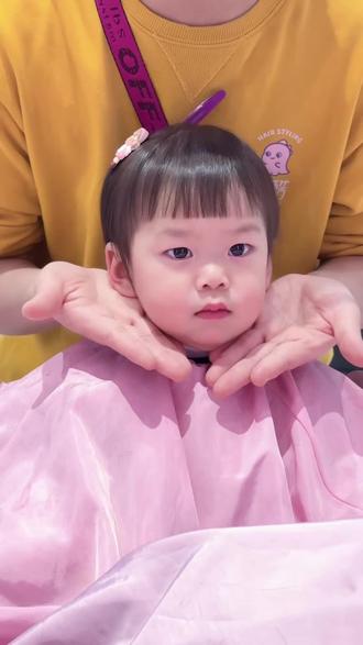 2岁女宝宝的短发,特别适合头发很少很细的宝宝 这样剪完,以后可以留成波波头#成都喜酷儿童发型设计