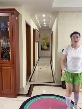 因为膝盖动过手术,担心运动会旧伤复发!所以会格外注意保养膝盖!!! 简单说下感受: 闻起来是比较清新的植物香气 凝胶整体比较滋润、不会油腻腻! 涂抹上去凉凉的,很温和、不会火辣辣 吸收很快,过几分钟就觉得舒服很多,热乎乎的 刚涂完的时候,因为体感比较温和我还以为作用不大 直到涂完第二天活动膝盖,才发现它原来是润物细无声 所以我就坚持下来,每天早晚涂一涂膝盖#一起来锻炼 #日常分享 #健康