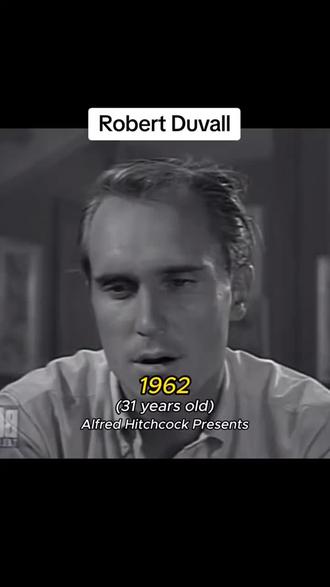 罗伯特杜瓦尔去世!
好莱坞传奇男星#罗伯特杜瓦尔 于周日在家中仙逝,享寿95岁!其妻子卢西亚娜刚刚发布讣告,她写道:“昨天,我们与我挚爱的丈夫、珍视的朋友、我们这个时代最伟大的演员之一告别。鲍勃在家中安详地去世了,身边充满了爱和安慰。
对世人而言,他是一位奥斯卡奖得主、一位导演、一位讲故事的人。对我而言,他就是一切。他对表演艺术的热情,唯有他对角色、美食和社交的热爱才能与之媲美。鲍勃为他塑造的每一个角色都倾注了全部心血,并淋漓尽致地展现了他们所代表的人性真谛。正因如此,他为我们所有人留下了永恒而难忘的回忆。感谢你们多年来对鲍勃的支持,也感谢你们给予我们这段时间和隐私,让我们得以缅怀他留下的美好记忆。”
罗伯特杜瓦尔凭借在1983年经典影片《温柔的怜悯》中饰演一位前乡村音乐明星的角色荣获奥斯卡影帝。在长达七十年的演艺生涯中,罗伯特在《教父》《现代启示录》《教父2》《窃听大阴谋》《电视台风云》和《天生好手》等众多影片中塑造了其他标志性角色。一路走好。