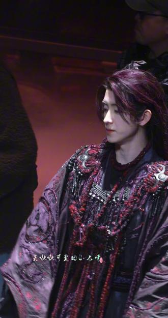 紫衣胜霜雪,红发如燃灯。
这一身苗疆异域风,把“蛊惑众生”写在了脸上。
(3.9敖瑞鹏不二之臣路透)#敖瑞鹏 #岑森 #不二之臣 #敖瑞鹏岑森 #敖瑞鹏不二之臣