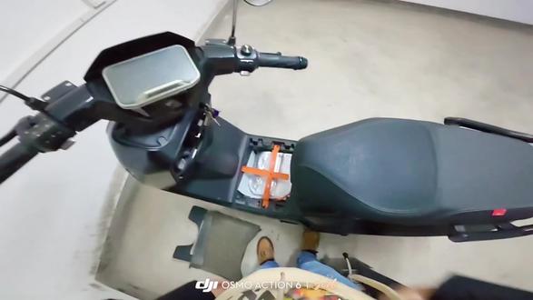 小牛NX铅酸版本改装锂电池其实很方便只要用铅酸总正接锂电池总正,负接负就搞定了。看看我是怎么操作的。#小牛NX #铅酸改锂电 #电动车改装 #小牛电动 #电摩