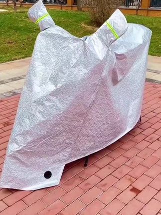 家人们谁懂啊!这电动车罩太实用了!防晒防雨防尘三合一,晴天不怕晒,雨天不渗水,还能防灰尘。雅迪、小牛随便套,一盖一扣超方便,爱车时刻干干净净,颜值拉满!赶紧给爱车安排上!
