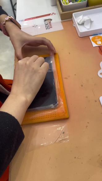 给曲面屏手机贴软膜,大家来看看#曲面手机怎么贴膜 #平版支架 #散热器#膜壳先锋#二手机回收