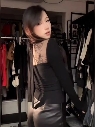 【大美女的醉爱】小心机蕾丝露背拼接挂脖v领上衣#辣妹穿搭 #时尚女装 #时尚穿搭 #显瘦穿搭 #秋季穿搭