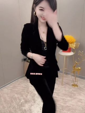 想要穿出气质感的姐妹们,一定要试试这件黑色小西装,它上身不仅显瘦还高级,让你秒变都市丽人。而且它的版型非常好看,不管你是上班还是约会,都能轻松驾驭,赶紧入手一件吧!想要穿出气质感的姐妹们,一定要试试这件黑色小西装,它上身不仅显瘦还高级,让你秒变都市丽人。而且它的版型非常好看,不管你是上班还是约会,都能轻松驾驭#穿搭 #小西装 #修身显瘦 #高级感穿搭 #谁穿谁好看