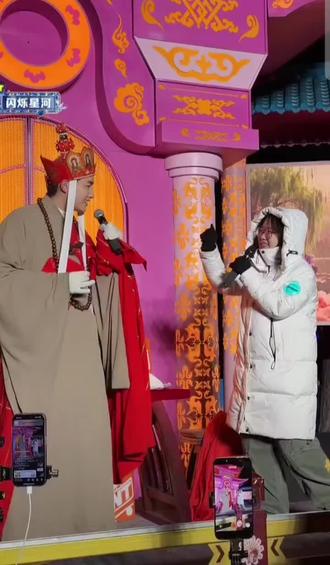 小美女就跟直播间学东东跳的舞,一舞封神,获得东东最高评分,观众席也一致叫好#闫东#大花轿 #最好的我 #长春动植物公园太有节目了