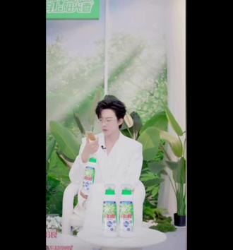 #刘宇宁 #刘宇宁碧浪 这个金卡是直播间抽奖送的卡,但是老大对粉丝很负责,怕这个卡片是虚假宣传。@摩登兄弟刘宇宁