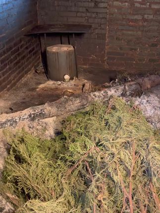 严选生态土猪前退肉,搭配树龄10年以上的柏树枝,控温慢熏锁住肉汁精华。外皮呈琥珀色,切开红白相间如玛瑙,入口先是柏树的清雅,再是腊肉的咸鲜,余味带着肉脂的甘润。无论是宴客摆盘,还是馈赠亲友,都是藏着自然与匠心的高端之选。#腊猪蹄 #柏树枝熏腊肉 #土猪肉 #传统手艺 #美食