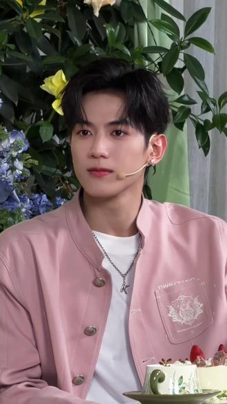 昨天周赫轩@业文 Kevin 的上海直播工作记录来了!明天17:00-18:30在哈尔滨还有一场哦!#业文Kevin #少夫人的茶话会 #短剧推荐