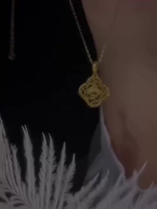 家人们!这款足金四叶草项链真的太漂亮了!闪闪发光,不管什么场合带上它都会成为众人的焦点,送女友、送老婆她们一定很喜欢的哦!喜欢的家人赶紧下单吧!