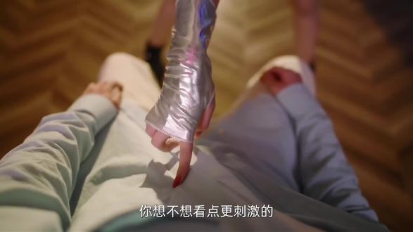 《失恋玩家》steam页面宣传片 《失恋玩家》是一款真人影像互动游戏。在公司当“牛马”的你,在彗星来的那一夜,意外穿越进一款恋爱游戏。为了在七天后关服前重返现实世界,你必须完成警花安迪布置的“恋爱”任务。你本以为和你创建的游戏角色梦娜、菲菲、和佳宜恋爱So easy!结果却屡屡碰壁。在死党阿络的帮助下,你重新走进女孩们的世界,发现当初你随意设定的属性,竟然对她们的人生产生了巨大的影响。随着深入接触,你终于理解“虽然角色是虚拟的,但你们之间的爱是真的”。最终,女孩们在你的影响下,竟然冲破系统设定,产生了自我意识,你们决定共同阻止游戏服务器关闭!
#恋爱模拟 #全动态影像 #失恋玩家 #第一人称 #宣传片