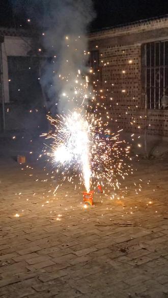 因为闺女喜欢看烟花🎇,她爹一脚油门奔临清#放烟花