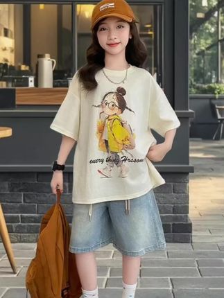 2025新款女童夏装套装来啦!韩系洋气风,短袖+中裤清爽利落。宽松版型超舒适,跑跳无束缚。中大童都能穿,简约设计百搭又时髦,夏天出门穿这套超吸睛~女童夏季短袖中裤套装2025新款儿童洋气韩版宽松休闲两件套中大童,#时尚t恤 #洋气韩版宽松休闲两件套 #面料柔软舒适透气亲肤感超好 。