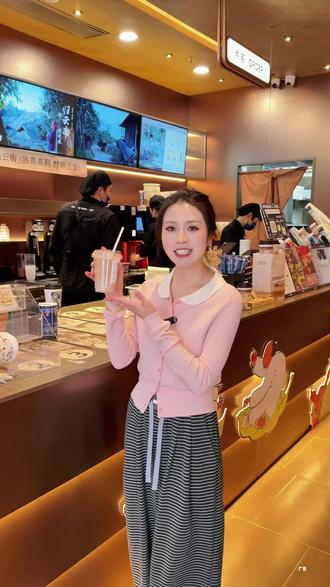 新年茶饮安排一杯霸王茶姬的归云南·云漫普洱不仅颜值超高,口感也非常不错~#霸王茶姬四川 #探店日常 #霸王茶姬 #乐山 #饮品