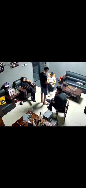 我知道我不是什么好人,但是杀我的时候你可以用刀 用石头 实在不行你用脚也行!但是请不要用感情刀!年纪大了 看不得这些感人的场面!