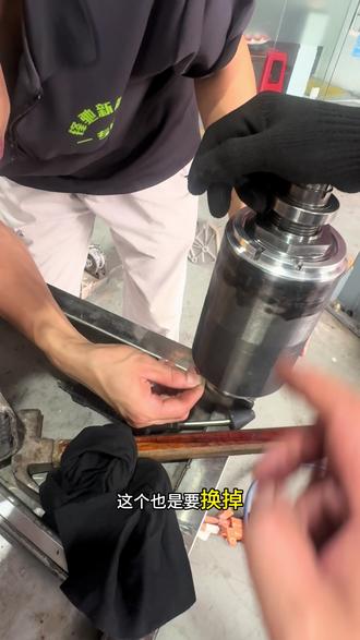 广汽埃安S魅580四十多万从来没保养跟换过差速器油 这一台广汽埃安S魅580行驶了四十多万,从来没有做过保养以及跟换差速器油,这一款电机线圈是油冷的最终是散热跟不上导致烧了电机,这个是一个小问题两天即可完美修复#广汽埃安s魅580 #差速器保养 #系统故障 #网约车