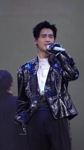 谁说仔仔的状态不好?只是看到at到的镜头不一样,自己看不到好的镜头就不要说人家状态不好…当年的《最特别的存在》《爱在爱你》《mike a wish》….哪首不好听呢!#演唱会 #神级现场 #周渝民 #F3 #帅炸了