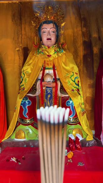 娶妻要去书香堂,莫要娶这香火娘。
偏偏是这玄门女,为你挡灾避祸杨。