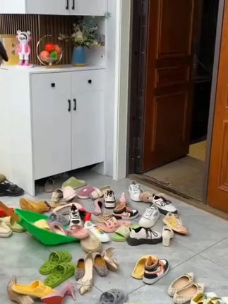 在门口放个这样的多层鞋架真的是太方便了,它容量很大,一家人的鞋子都能放上去,它的质量也很好,自带防尘盖、防灰防尘,上面的小挂钩还可以挂一些平时用的包包啊、雨伞、钥匙等小东西,这样门口看着干净又整洁了#多功能鞋帽架#入户门鞋帽架 #多功能鞋帽架