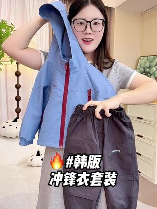 巨高品!!!就这个冲锋衣搭配工装裤的两件套,这个价格真的绝了,品质颜值都超在线~~~#高品质童装#男童穿搭#工装裤#潮童必备#冲锋衣外套