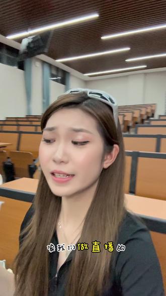 带货主播 嗓子就是饭碗! 新手带货主播嗓子总哑?日常护嗓干货收好!
少冰饮辛辣,开播前温水润喉,别扯着嗓子嘶吼。
常备润喉糖,中场小口补水,空闲少闲聊费嗓。
实习小白养好嗓子,才能稳稳拉长直播时长~#带货主播 #带货小白入门 #喉咙痛 #声音嘶哑嗓子疼 #声带小结康复训练