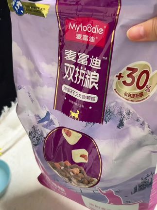 麦富迪双拼冻干猫粮,喵星人的鲜味盛宴,甄选三文鱼与鲜鸡肉,冻干与干粮双拼,肉香浓郁更对味。73%动物蛋白搭配益生元,助力消化吸收,搭配蔓越莓呵护泌尿健康。无多余添加,颗粒适中好咀嚼,用安心美味守护毛孩子,每一餐都是爱的见证。#宠物 #爆款 #好物推荐#好吃到停不下来 #种草