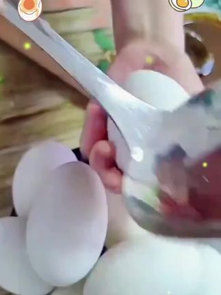 家人们谁懂啊!这咸鸭蛋直接香迷糊了! 传统老工艺腌的就是不一样!轻轻敲开蛋壳,红油“滋啦”往外冒,顺着蛋白慢慢流下来,看着就馋人! 蛋白咸鲜入味,空口吃都不齁;蛋黄更是绝了,绵密得像沙,糯叽叽的,每一口都带着咸香! 早上配白粥、中午拌米饭、晚上炒菜当配料,怎么吃都香!一口下去,直接唤醒小时候外婆腌的咸鸭蛋味道,这才是地道的烟火气啊!😭 #咸鸭蛋 #流油咸鸭蛋 #起沙流油咸鸭蛋 #下饭神器 #儿时味道 @DOU+小助手 @DOU+上热门 @热点宝