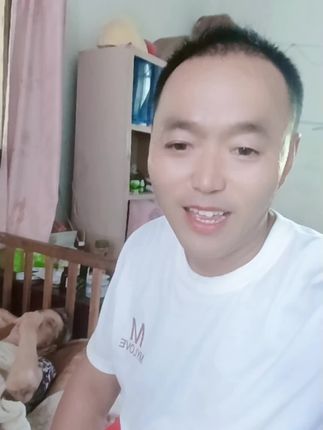 男人为什么喜欢回老家?因为老家的地下埋着祖宗,地上留着自己的童年。有人说女人见过繁华之后都不愿意回老家,而男人见过繁华之后却格外想家。对于男人来说,大城市的家只能叫做房子,而老家才是真正意义上的家,回到老家后自己会不自觉的卸下防备,睡觉是安稳的,空气是新鲜的,内心是安宁的。那一刻他不是谁的丈夫,谁的父亲,谁的下属。他的身份只是父母的孩子,老家就是男人的世外桃源,有家的地方没有工作,有工作的地方却没有家,故乡容不下肉身,他乡容不下灵魂,而灵魂与肉身之间的的交织便有了回家。#老哥唱老歌