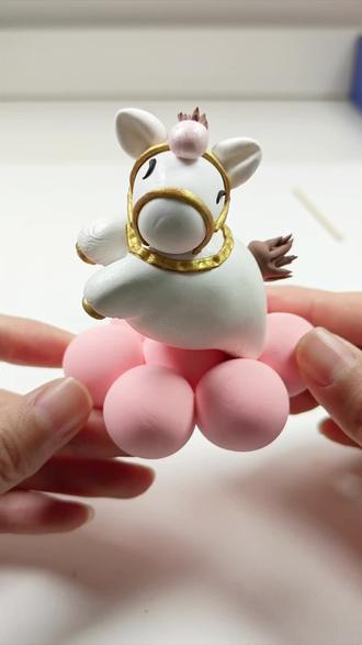 小马黏土教程 新年小马上线啦!这可不是普通的马,是能跳上云朵的“超轻粘土小马驹”🐎✨#新年手工 #马年粘土手工 #做手工我是认真的 #粘土教程 #手工摆件制作