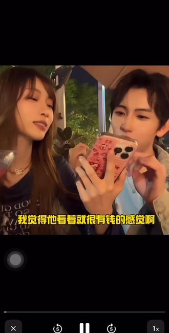 喜欢嗑【泽龙和痞幼】的CP粉的合集来了……
泽龙看着痞幼和陈律的一日小男友约会,感觉心里有点小酸爽呦,但还是强装着无所谓,哈哈哈🤣!陈律也主打泽龙去哪他去哪……
泽龙让痞幼的Tony给他剪一个不过日子的发型,喜欢一个人,真的从一个人的嘴里听到另外一个的任何瓜,都想要八卦一下……
真的是咧着嘴无限循环播放呀……#痞幼 #泽龙 #上热门 #玩法达人#抖音合伙人