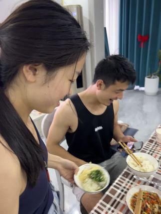 我哥说我回来了老妈弄这么多好吃的 他说现在一碗水都没端平#哥哥#回家