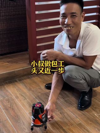 给越南小叔送国产高科技工具,小叔不敢置信能拥有这种宝贝!越南小叔:有它离当包工头不远了!#越南生活 #中外夫妻 #三农