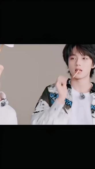 不知道,我宝宝下颌线很曼妙 #王橹杰#四代唯一门面