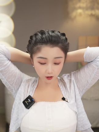 #编发教程 给大家分享一个我最近超爱的小东西,就是这个精致又小巧的蝴蝶#抓夹 !它不仅好看,还特别实用,随手一夹都超美。半披发用它夹住温柔又优雅,低马尾夹上它秒变气质女神!高马尾加上它活力满满,俏皮又可爱。不管你是上班通勤还是约会聚会,带她出门准没错!#扎发教程#盘发 #美出高级感