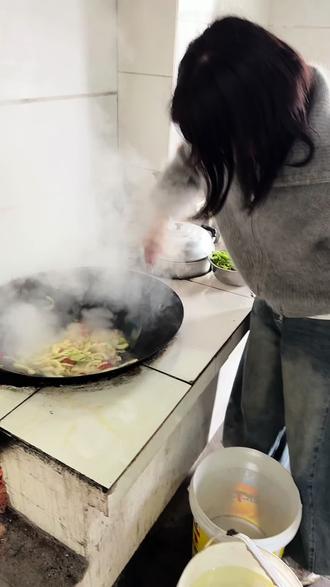 我给姑姐说这里本来就是你们的家,你们不要怕我们麻烦!兄弟姐妹这一页,就叫——血脉羁绊。
同根同源,同生同长,
是打断骨头连着筋的牵挂,
是吵不散、骂不走的至亲。
不必时刻相伴,却永远彼此兜底,
这一份血脉羁绊,一生不变。