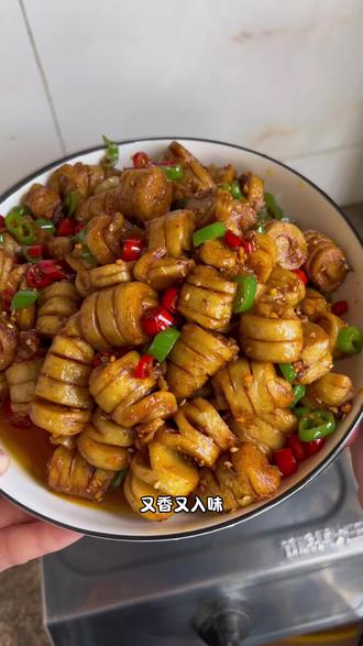 今天又做了我们家超爱吃的青椒炒面筋,软糯Q弹,又香又入味,都说比路边摊的烤肉还要好吃#面筋 #面筋的家常做法