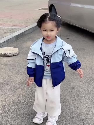 她在长大呀~#萌娃穿搭 #生女儿就是用来打扮的 #女儿穿搭 #今日份小可爱已经上线 #萌宝潮童穿搭