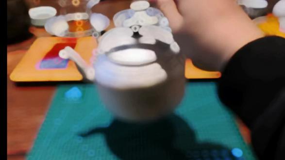 #手工制作#diy手工 #铝壶锤纹改造教程来啦 铝壶锤纹改造总共分几步?第一步,把铝壶装满水放进冰箱里冻一宿;第二步,把铝壶从冰箱里拿出来,用锤子锤出纹理,搞定,散会!