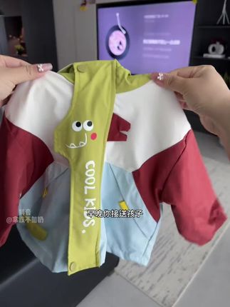 立秋后必备单品,这件#冲锋衣 男孩子这样穿也太加分了!超洋气百搭#潮酷男孩 #男童穿搭#强烈推荐 #高品质童装