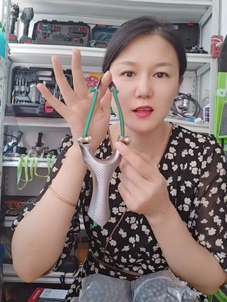 🔥工厂直发的速射银龙滑轮弓来啦!自带滑轮设计省力,拉弓顺滑不费劲~高精度瞄准,户外竞技一上手就停不下来,威力和准头都在线!成年人解压玩具,实战感拉满还耐造~直接工厂到手,价格合理#滑轮弹弓 #户外竞技 #工厂直发 #成人玩具 #高精度弹弓