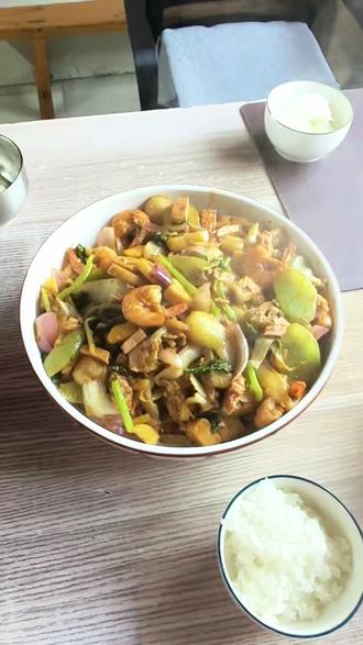 周末不外出,在家给娃做顿超香干锅虾,简单又幸福~带娃虽累,看到孩子吃得香就很满足#家庭美食 #带娃日常 #周末生活 #干锅虾