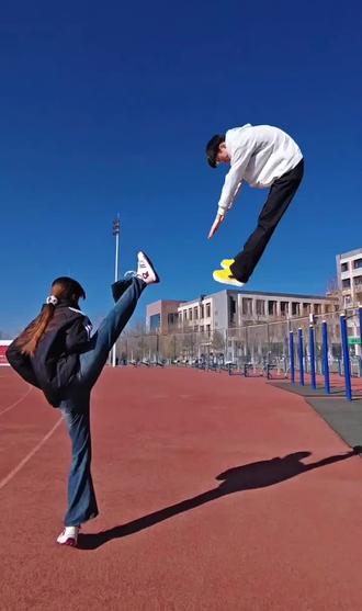 戚百草!就是现在!#旋风少女模仿 #旋风三连踢