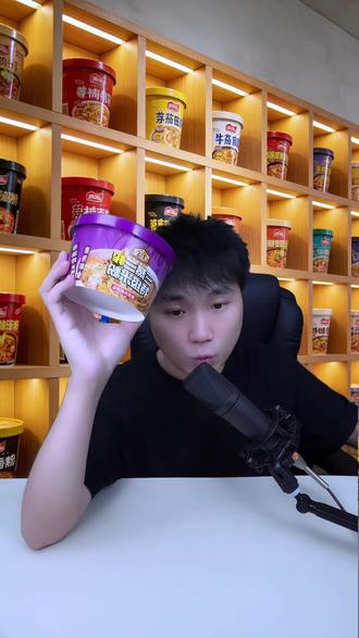 最近挖到一款免煮的桶装南昌拌米粉,是非油炸的那种🍜配料表看了下挺干净的,老人、小孩还有孕妇吃起来都能放心~#南昌拌粉 #免煮速食
#速食米粉