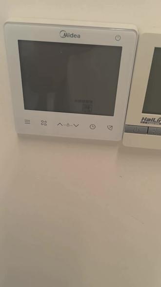 美的中央空调尘满提示这样消!长按摆风键就搞定 家里装了美的中央空调或风管机的朋友,是不是经常遇到屏幕一直显示「尘满」?哪怕清洗完滤网,提示还是消不掉,完全不知道怎么复位。
今天分享个超简单的解决办法,不用喊维修师傅!操作步骤:
1. 空调保持正常开机运行 ✅
2. 长按遥控器/线控器上的「摆风键」,别松手
3. 听到「滴」的一声,尘满提示就自动消失啦,复位完成~
这个方法是美的老款中央空调通用的,我自己试过真的有用,收藏起来备用,下次就不会再踩坑咯!
#美的中央空调 #空调尘满复位 #空调维修小技巧 #家电小知识 #中央空调使用技巧