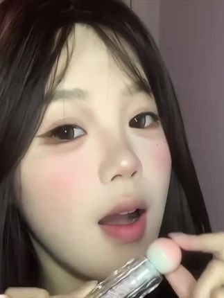 偏爱水光镜面感的公主殿下,谁懂这种抱着汽水的感觉呀!#氧气美女 #水光镜面唇蜜 #养唇精华