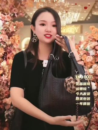 【路易卡迪 logo压纹双面大容量单肩托特包】#百搭包包 #时尚美包 #托特包#大容量托特包#女包