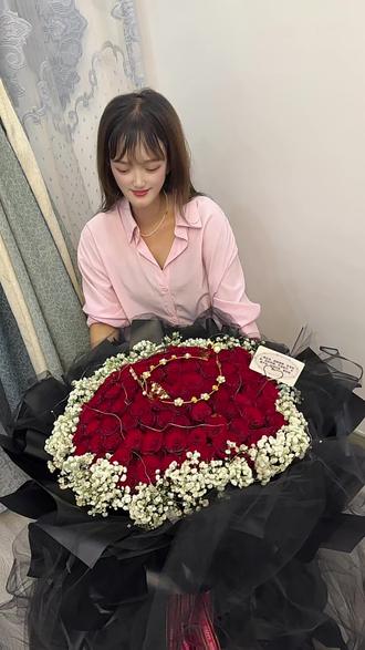 幸福的人才会收到99朵玫瑰花吧!#99枝玫瑰