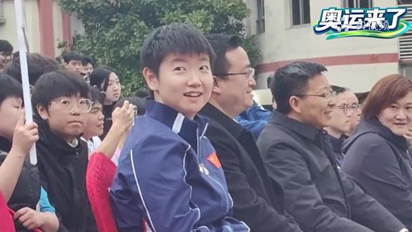 莎莎参加重庆国乒进校园央视频一则 cr:央视频