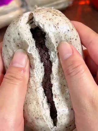 我最近发现了一个好吃又健康的主食,就是这个粗粮粘豆包,它是纯手工制作的,吃起来特别香,而且它的配料表很干净,都是些粗粮,所以多吃也没关系。它不仅可以直接当早餐吃,还可以用来做粥或者煎饼果子的内馅,真的是怎么吃都吃不腻啊!你们喜欢的话就赶紧去下单吧!#豆包#粗粮#妈呀太香了 #超好吃#好吃到停不下来