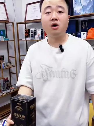 我们这一款掼蛋专用扑克牌,做的是一个黑金的这样子的一个高端大气上档次的一个背板,开衫是非常顺滑的,里面是环保油墨印刷中号字体,那养眼型,顾客打久了眼睛不酸涩不干疼的。像我们这一款,顾客今天拍我们直接一条到手价是19块9,你买不了吃亏,买不了上当。不妨的话,去下一单试试看,喜欢赶紧冲!#是时候安排一下了 #源头工厂 #牌不错唉 #打掼蛋